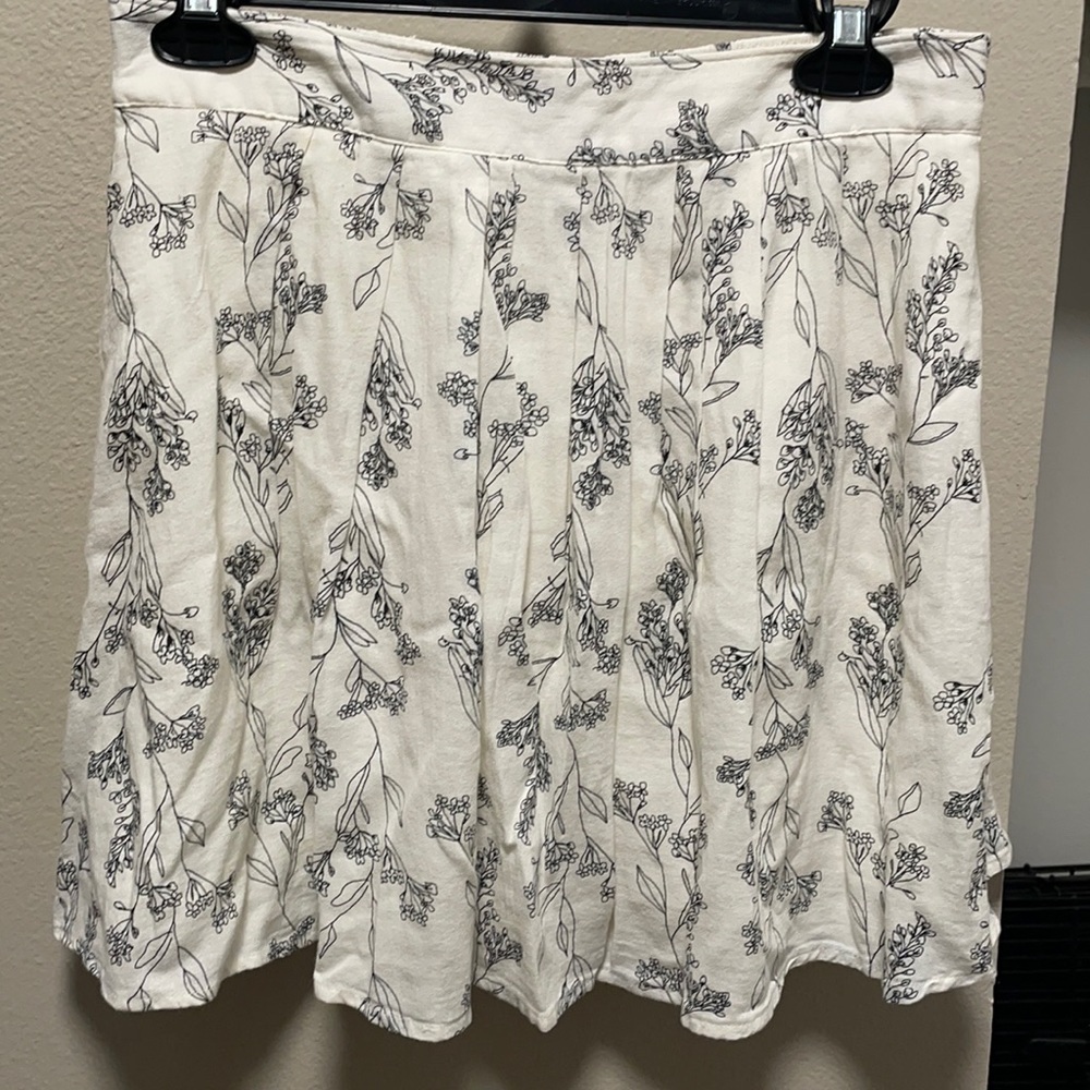 Floral cream and black size XS mini skirt - Old Navy brand
